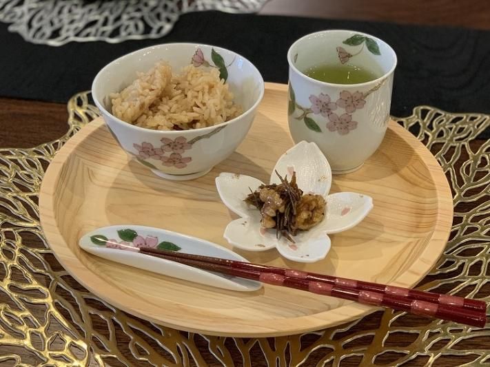誕生花シリーズ 桜 茶碗・湯呑セット (4月誕生花)(化粧箱入り) 誕生花シリーズ 桜 茶碗・湯呑セット (4月誕生花)(化粧箱入り)
