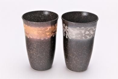 ☆楽々シリーズ　黒マット吹金唐草・銀唐草　ペアフリーカップ　(化粧箱入り)