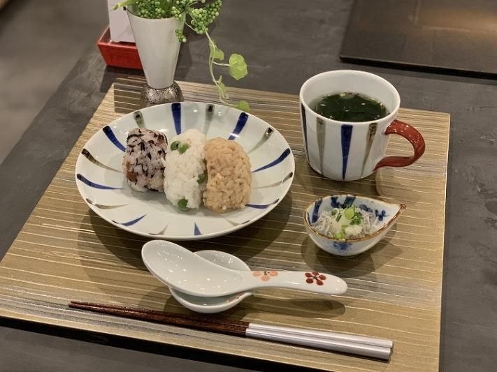 李朝青花染付、蔦葉紋様、面取り6面。徳利。箱サービス。 李朝青花染付、蔦葉紋様、面取り6面。徳利。箱サービス。