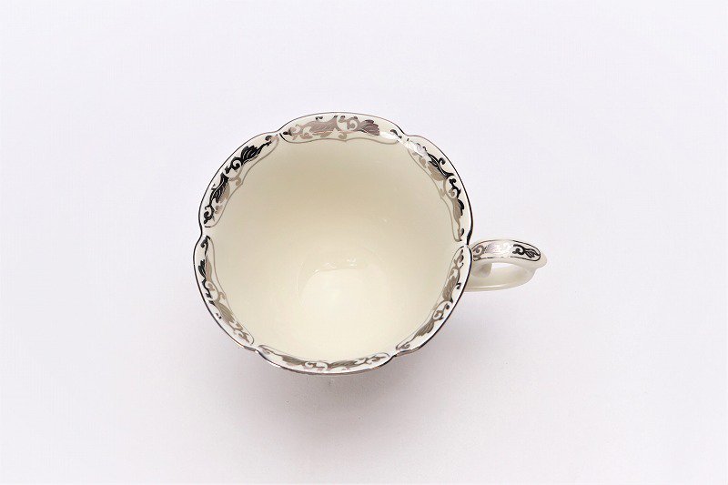 ☆徳幸窯　錦クリーム釉銀彩菊華紋紅茶碗 画像サブ8