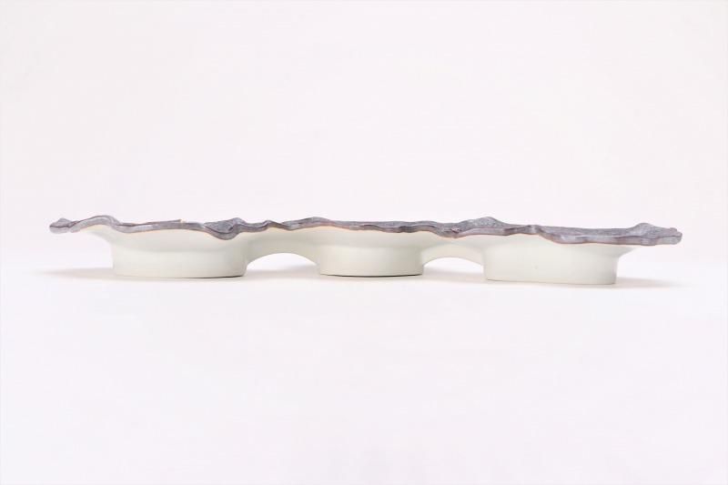 福泉窯 黒絞釉金彩(刷毛目) ツワ型繋ぎ皿