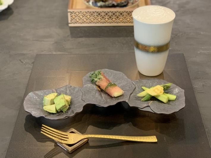 ティモ様ご依頼品 リピーター様価格福泉窯 黒絞釉刷毛茎金彩ツワ型小付