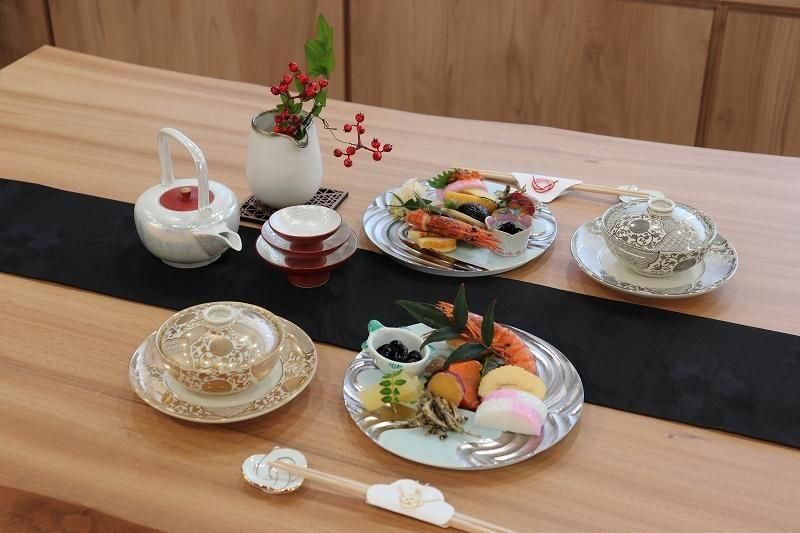 徳幸窯 錦クリーム釉金彩菊華紋4寸蓋物(5.5寸皿付)