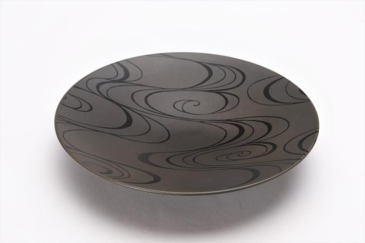 皿飾り　新品未使用　黒 飾り皿(小） 龍 黒 スタンド付 漆塗り・木製 12-13603 漆器の井助
