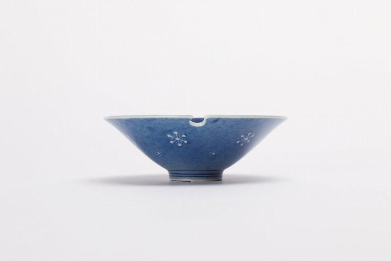 十四代今泉今右衛門 作 色絵雪花薄墨墨はじき椿文ぐい呑