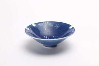 ★十四代今右衛門作　吹墨墨はじき雪文盃