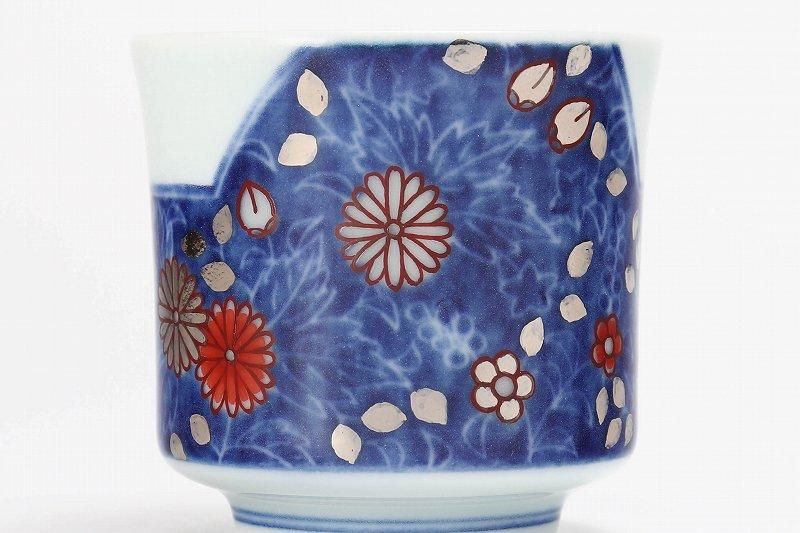 十四代今右衛門作 色絵雪花藍色墨はじき草花文ぐい呑