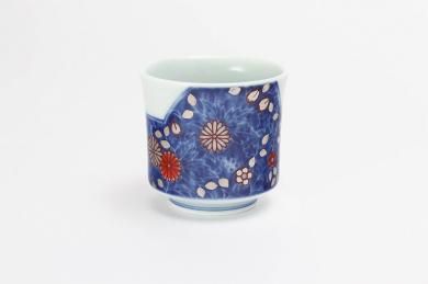 ★十四代今右衛門作　色絵雪花藍色墨はじき草花文ぐい呑