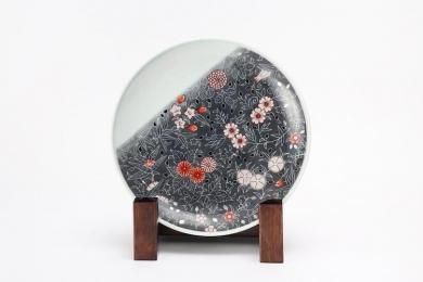 ★十四代今右衛門作　雪花墨色墨はじき草花更紗文額皿