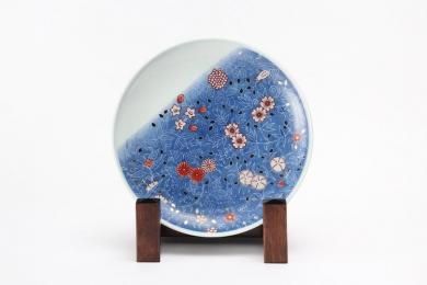 ★十四代今右衛門作　雪花藍色墨はじき草花更紗文額皿
