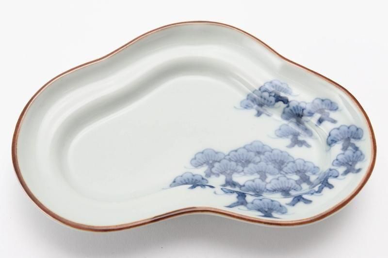 有田焼 李荘窯 渕錆染付獅子唐草文/雨降波鳥文 輪花4寸皿 2枚セット☆ 有田焼 李荘窯 渕錆染付獅子唐草文/雨降波鳥文 輪花4寸皿 2枚セット