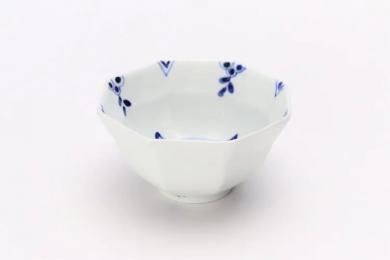 ★【30％OFF】アウトレット　皓洋窯　染付剣先小花　リム八角深小鉢
MARUKEIオリジナル　から焼金彩　レスト(麻葉)
