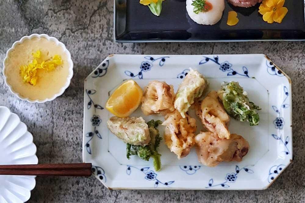 2277  伊万里徳右衛門　錦菊花文角香炉 金繕いのある古伊万里染付菊花七宝繋文輪花皿 d19.7cm Kintsugi