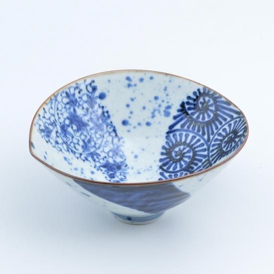 有田焼 福泉窯：染付牡丹唐草 手造二方押傘型向付 2客セット☆ 有田焼 福泉窯 波ふち皿 4点セット【ARITAYAKI-STORE】 A90-26