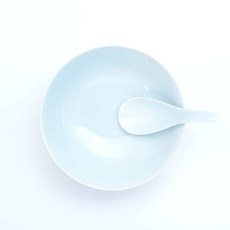 青白磁のラーメン鉢 | レンゲセット - 有田焼のまるぶんオンライン