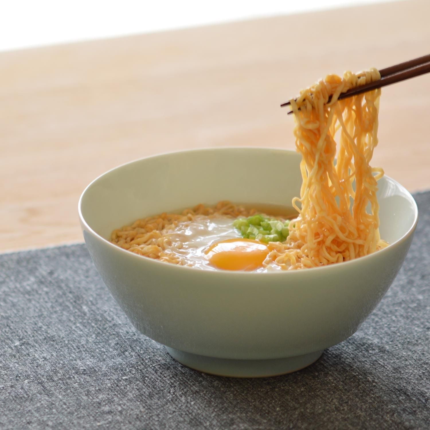 青白磁のラーメン鉢 | レンゲセット - 有田焼のまるぶん 青白磁のラーメン鉢 | レンゲセット - 有田焼のまるぶん