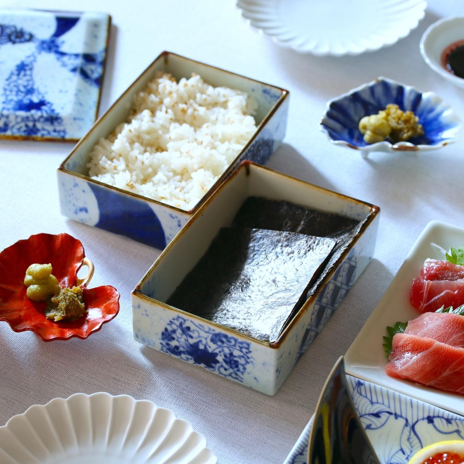 唐草捻り紋長角三段重 | 福泉窯伝統器 - 有田焼のまるぶん