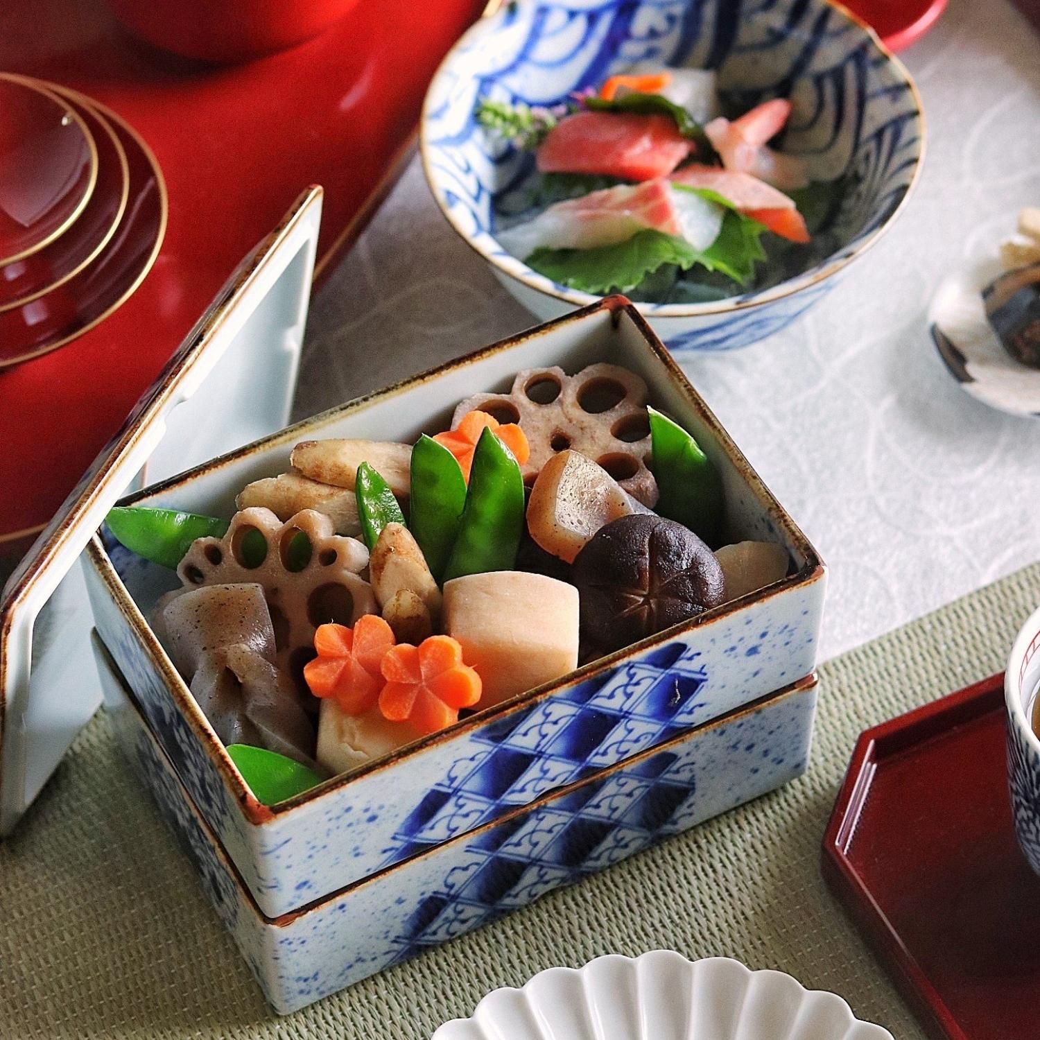 唐草捻り紋長角三段重 | 福泉窯伝統器 - 有田焼のまるぶん 唐草捻り紋長角三段重 | 福泉窯伝統器 - 有田焼のまるぶん