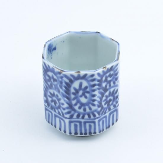 蛸唐草 面取湯呑(小) | 美しい染付の器 - 有田焼のまるぶん