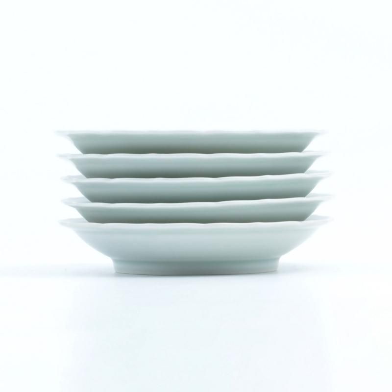 青磁マット唐草彫 | 深取皿 - 有田焼のまるぶんオンラインストア