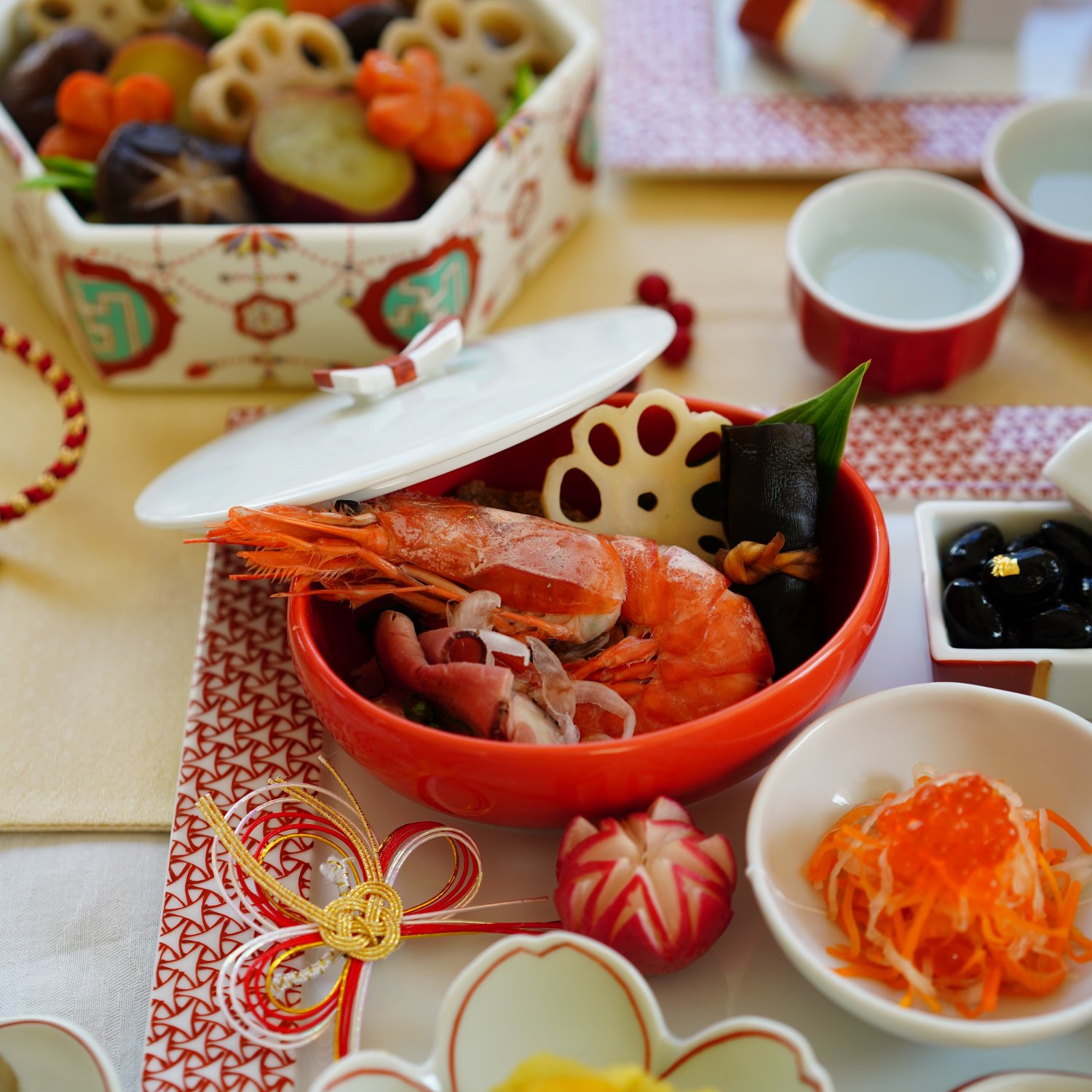 赤釉のし結びつまみ | 蓋物 - 有田焼のまるぶんオンラインストア｜おしゃれな和食器通販サイト