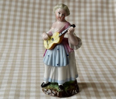 フィギュリン ギターを弾く女性