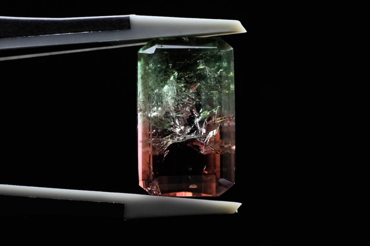 アルバイト付きクォーツクリスタル上の天然バイカラートルマリン。 バイカラートルマリン,クォーツ,アトリエルチ,美しい