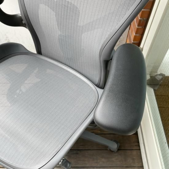 Aeron Chair Remastered Graphite Frame / Graphite Base （展示品