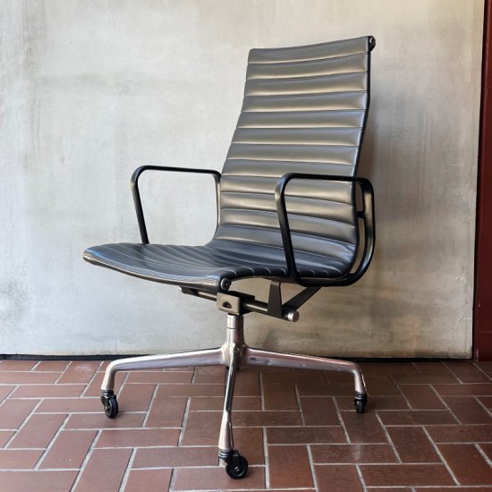 Aluminum Group Executive Chair / Vintage - NICK WHITE