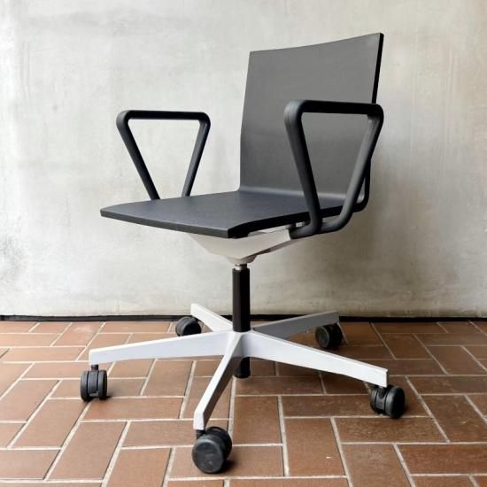 04 Chair - NICK WHITE