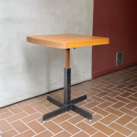 Les Arcs Adjustable Square Table - NICK WHITE Les Arcs Adjustable Square Table - NICK WHITE