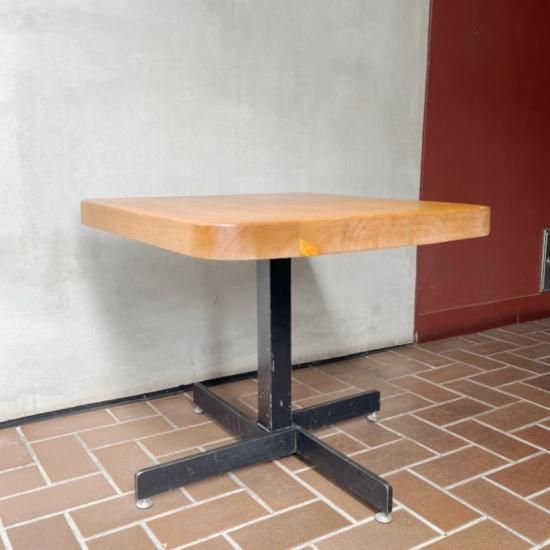 Les Arcs Adjustable Square Table - NICK WHITE Les Arcs Adjustable Square Table - NICK WHITE