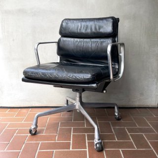 Eames Soft Pad Group Management Chair / (A)
