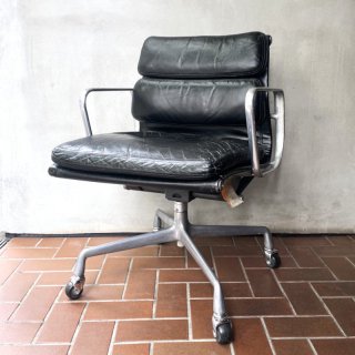 Eames Soft Pad Group Management Chair / (B)