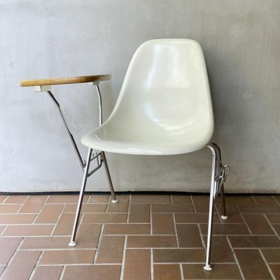 Eames School Base / Japan Model - NICK WHITE Eames School Base / Japan Model - NICK WHITE