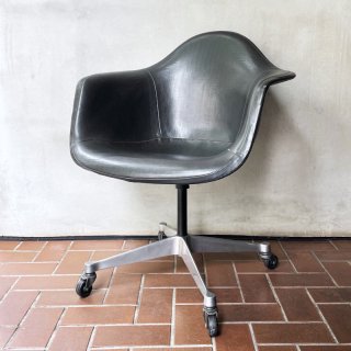 Eames Arm Shell / Naugahyde Cover (Early Generation) with Caster Base<img class='new_mark_img2' src='https://img.shop-pro.jp/img/new/icons5.gif' style='border:none;display:inline;margin:0px;padding:0px;width:auto;' />