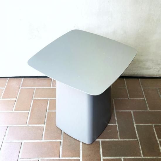 Vitra/ヴィトラ■メタル サイド テーブル　ミディアム　M　ホワイト メタル サイド テーブルの通販 | 家具・インテリア通販 MAARKET マーケット