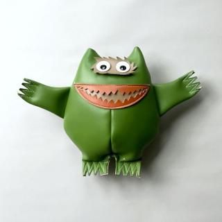 Nauga Monster / Olive Green<img class='new_mark_img2' src='https://img.shop-pro.jp/img/new/icons5.gif' style='border:none;display:inline;margin:0px;padding:0px;width:auto;' />