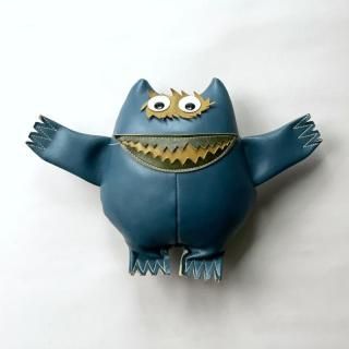 Nauga Monster / Blue Gray<img class='new_mark_img2' src='https://img.shop-pro.jp/img/new/icons5.gif' style='border:none;display:inline;margin:0px;padding:0px;width:auto;' />