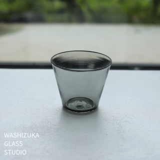 ͵ WASHIZUKA GLASS STUDIO charcoal cup short
