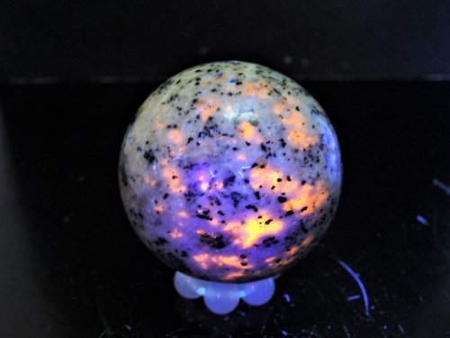 ユーパーライト/ Yooperlite丸玉（sphere）34.7ｍｍ/ｷﾞｬﾗﾝﾃｨ-ｶｰﾄﾞ付 謎の惑星のように輝く