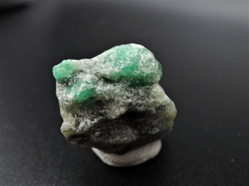 【レア】 エメラルド原石 母岩付き パキスタン産　幸せを呼ぶ石