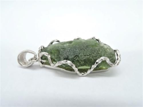 【ソーティング•SVチェーン付】希少❣️4.0gモルダバイトペンダント ソーティング•SVチェーン付】希少❣️4.0gモルダバイトペンダント