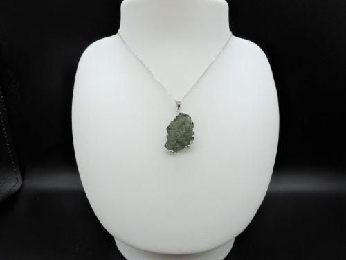 【ソーティング•SVチェーン付】希少❣️4.0gモルダバイトペンダント ソーティング•SVチェーン付】希少❣️4.0gモルダバイトペンダント