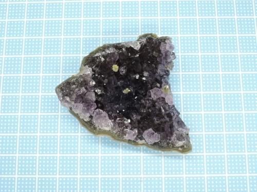 黄色の花が咲く】ウルグアイ産アメジストクラスター