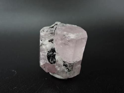 雲母入りピンク色のアパタイト結晶、フッ化アパタイト標本