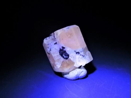 雲母入りピンク色のアパタイト結晶、フッ化アパタイト標本