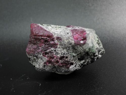 ルビーの結晶が綺麗な】ルビーインゾイサイト原石