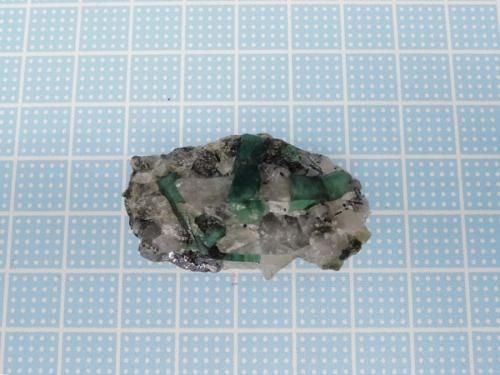 水晶との共生鉱物】天然エメラルド原石母岩付 ブラジル産