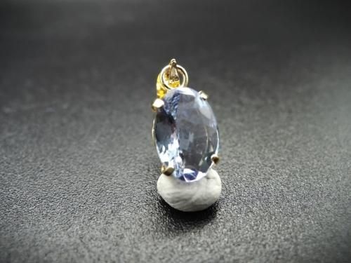 神秘の多色性】 タンザナイトペンダントトップK18YG 0.7ct